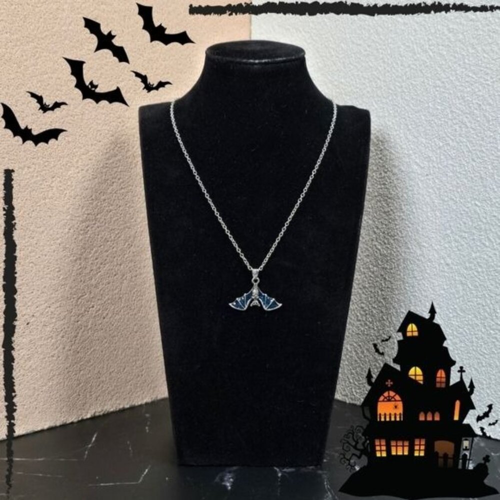 🎃 Halloween Hanging‎ Bat Pendant Necklace (NWOT)
